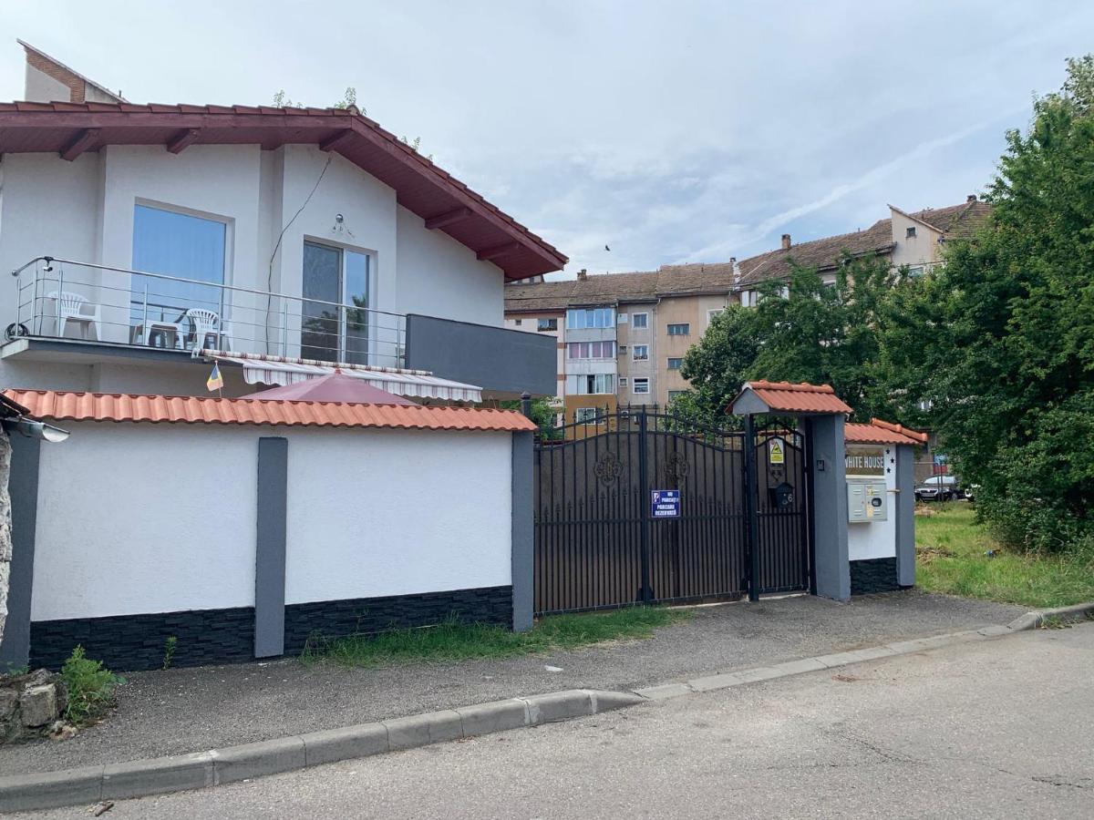 White House Guest House Hunedoara Exterior foto